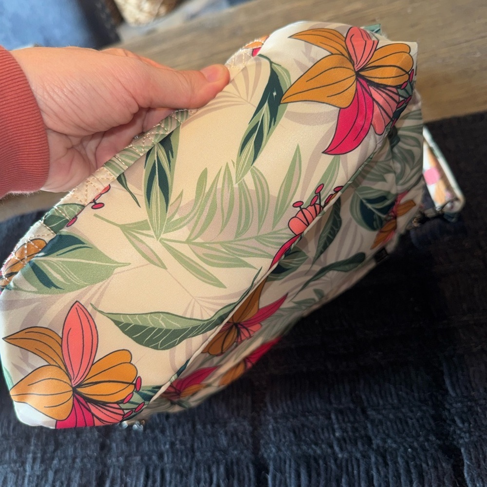 Lug Ranger Floral Print Tropical Multi-Pocket Travel Crossbody Purse Lily Sand - Picture 5 of 9